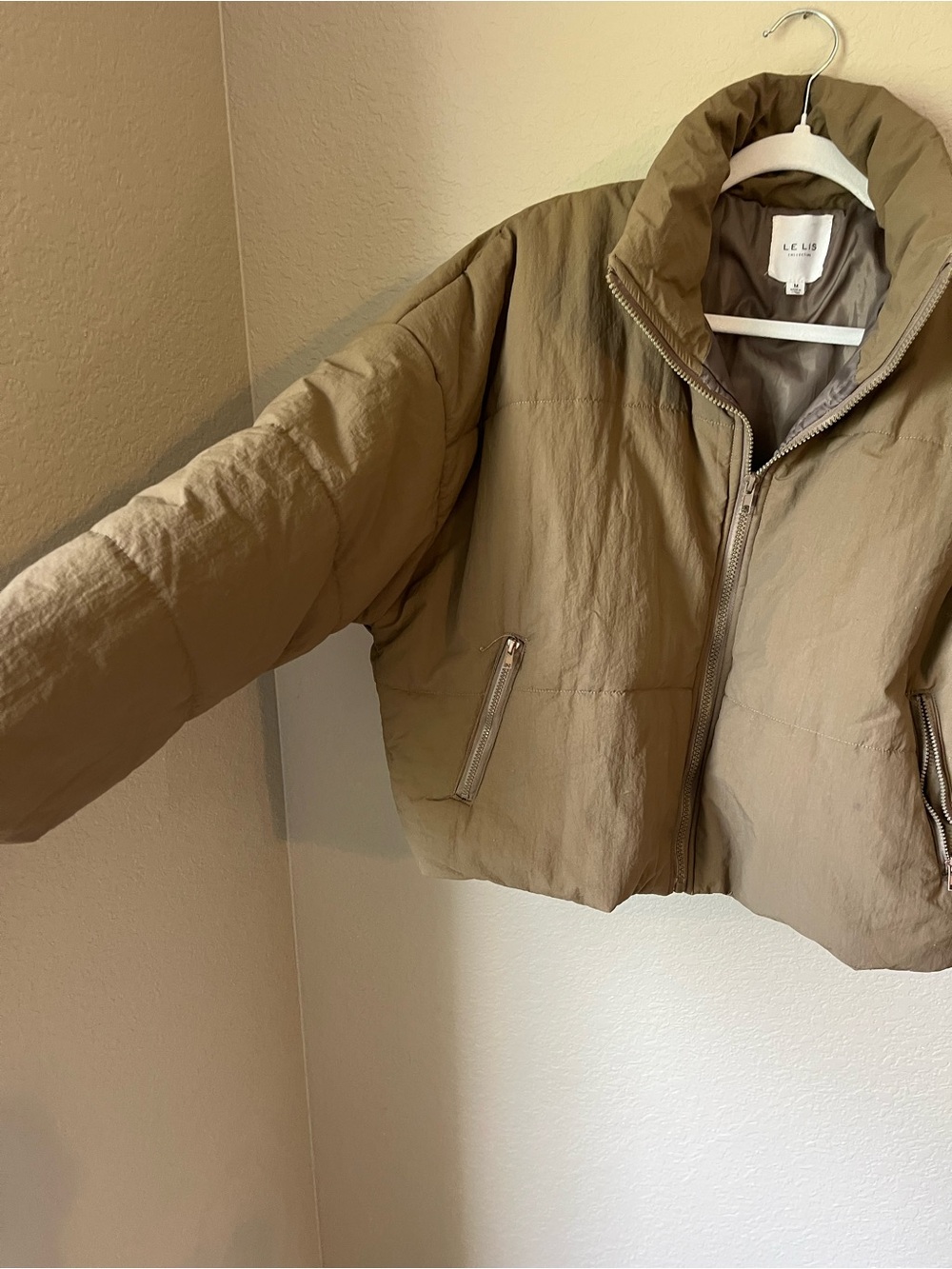 LELIS Collection Taupe Cropped Puffer Jacket Medium Neutral Zip Quilted Coat - Picture 3 of 9